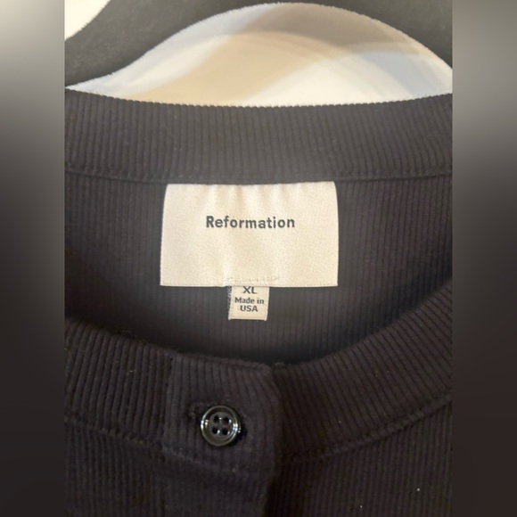 new Reformation Raelynn ribbed button up short sleeve knit cardigan top in black - Picture 5 of 5